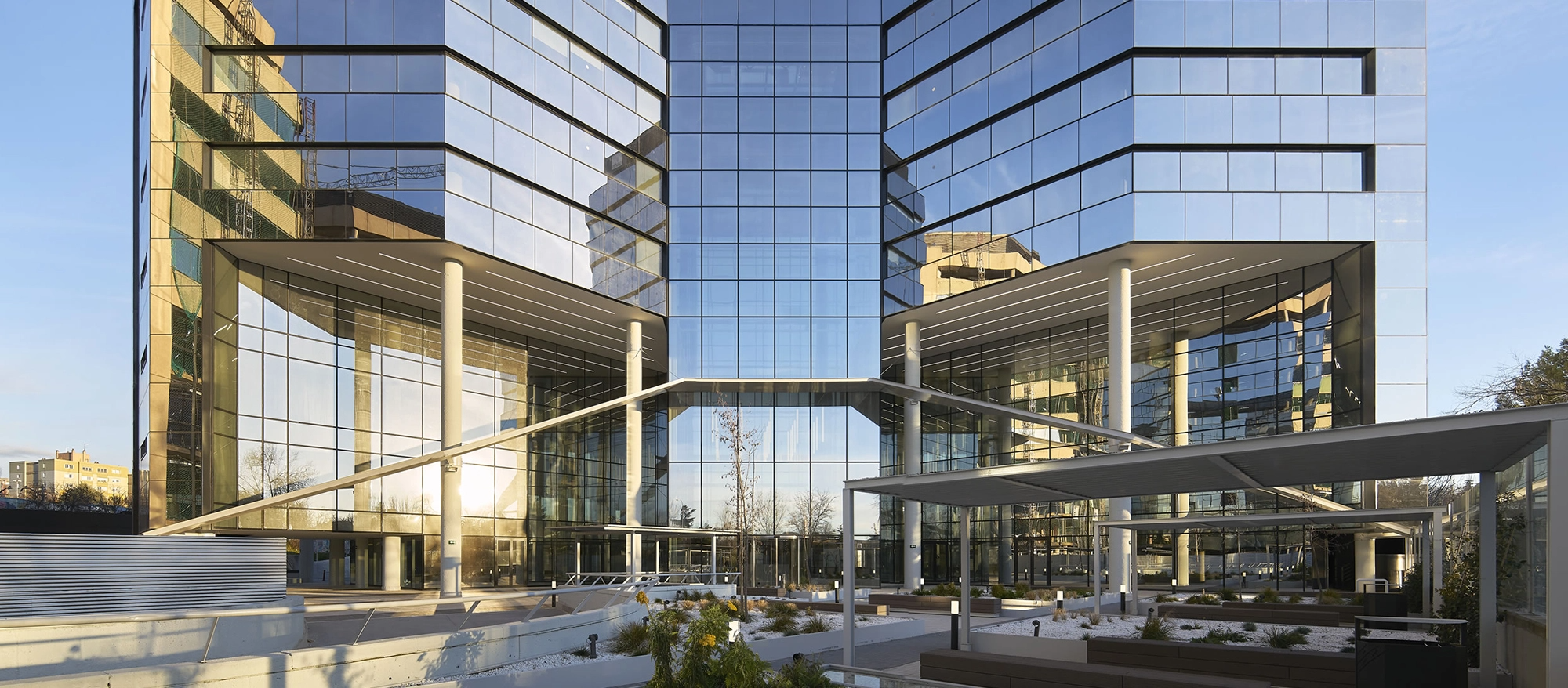 Fachada del edificio de oficinas La Sierra